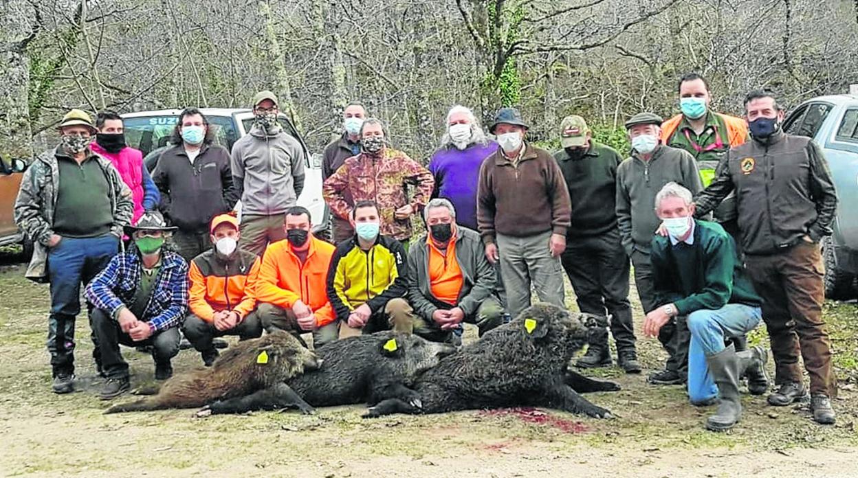 Integrantes de la cuadrilla 115, dirigida por Juan Manuel Díaz Calderón, con los tres jabalíes abatidos en Serradores, en la comarca de Cabuérniga. 