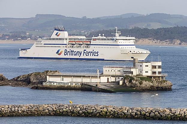 La entrada a Santander desde Reino Unido se permite sólo a españoles y residentes 