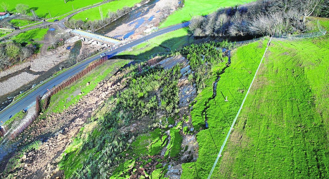 En la parte superior del argayo se aprecian los deslizamientos de la ladera. En la parte baja están instaladas las medidas de protección