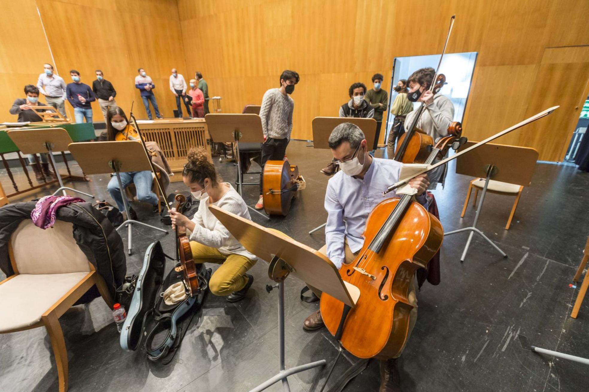 Los músicos preparan los instrumentos minutos antes del ensayo. 