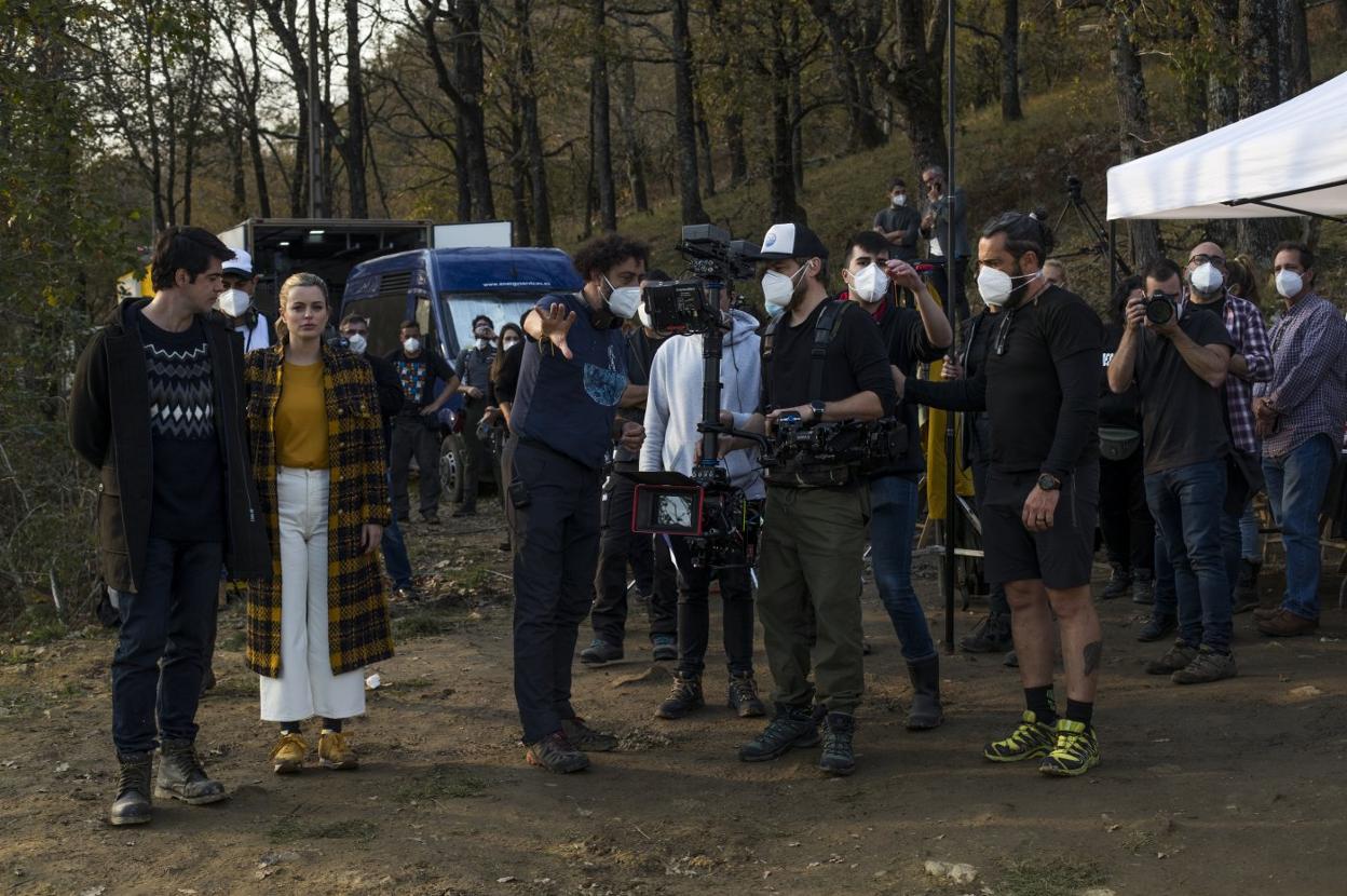 Jesús del Cerro da instrucciones a actores y equipo técnico, durante uno de los días de rodaje en la Vega de Pas.
