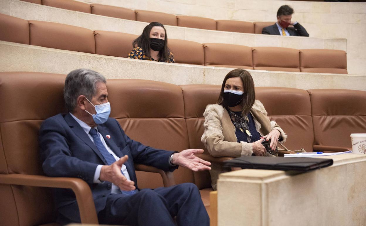 El presidente, los consejeros del Gobierno y de los diputados del Parlamento regional podrán ser juzgados por tribunales ordinarios. Imagen del pleno de este lunes.