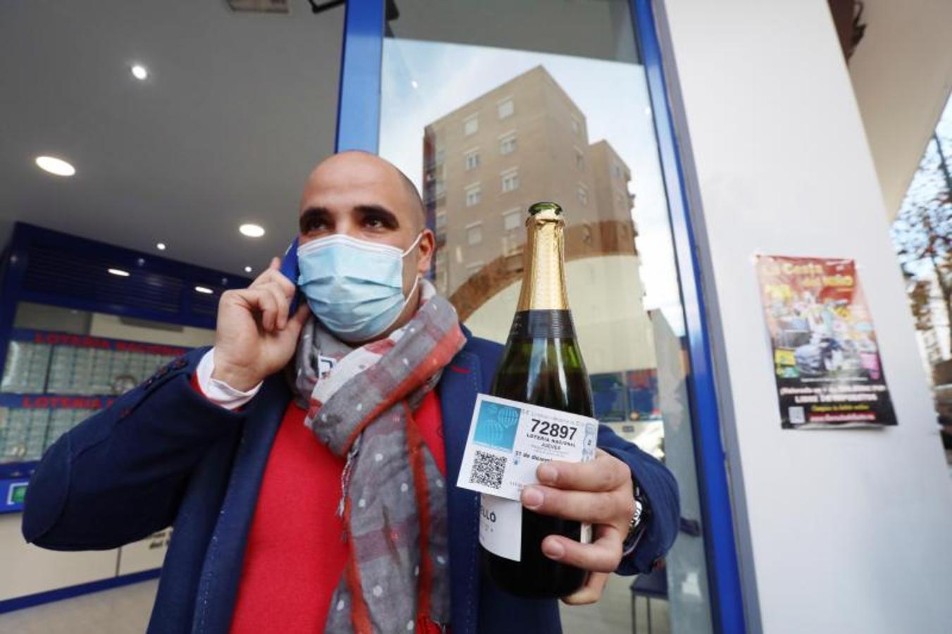 Celebración en el despacho de loterías 'Los Manolos' de Salamanca