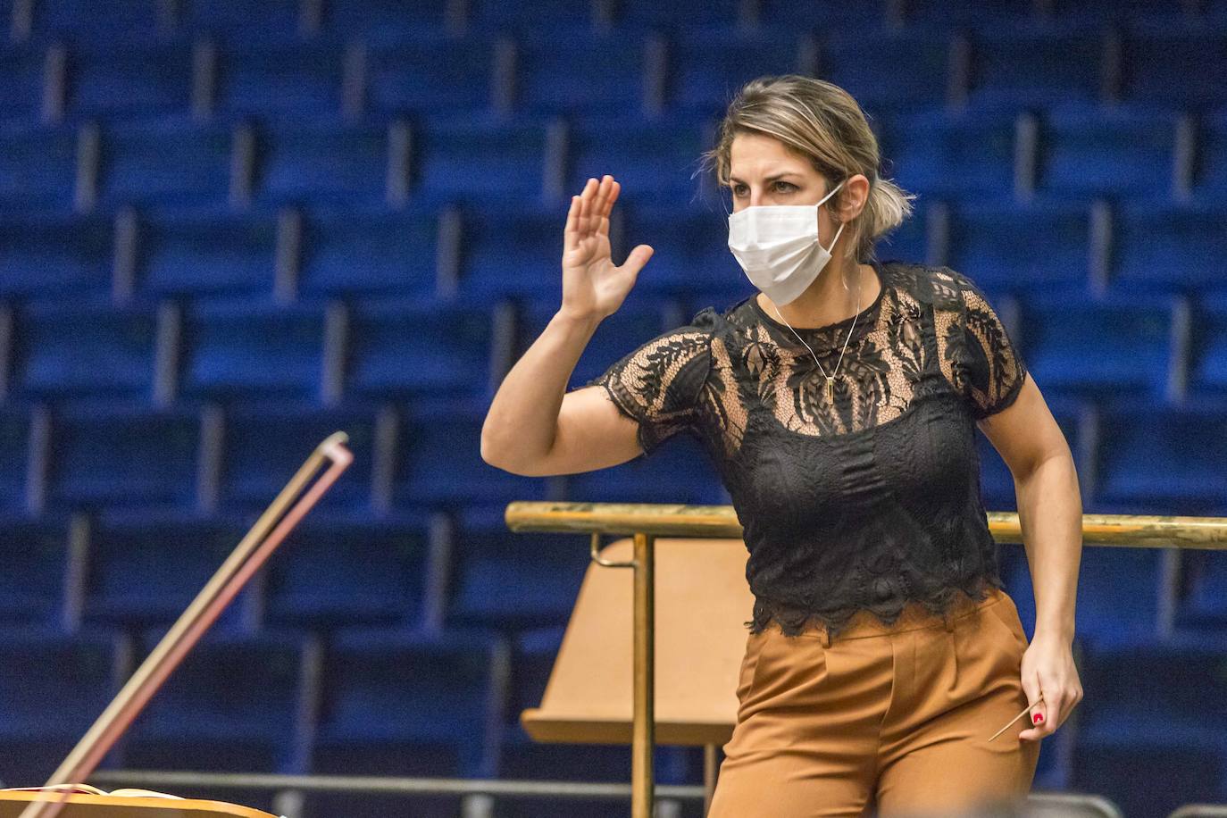 Ensayos de la OSCAN que junto al Coro Lírico de Cantabria y las solistas Marina Pardo y María del Mar Fernández Dova actúan en el Palacio de Festivales bajo la batuta de Paula Sumillera