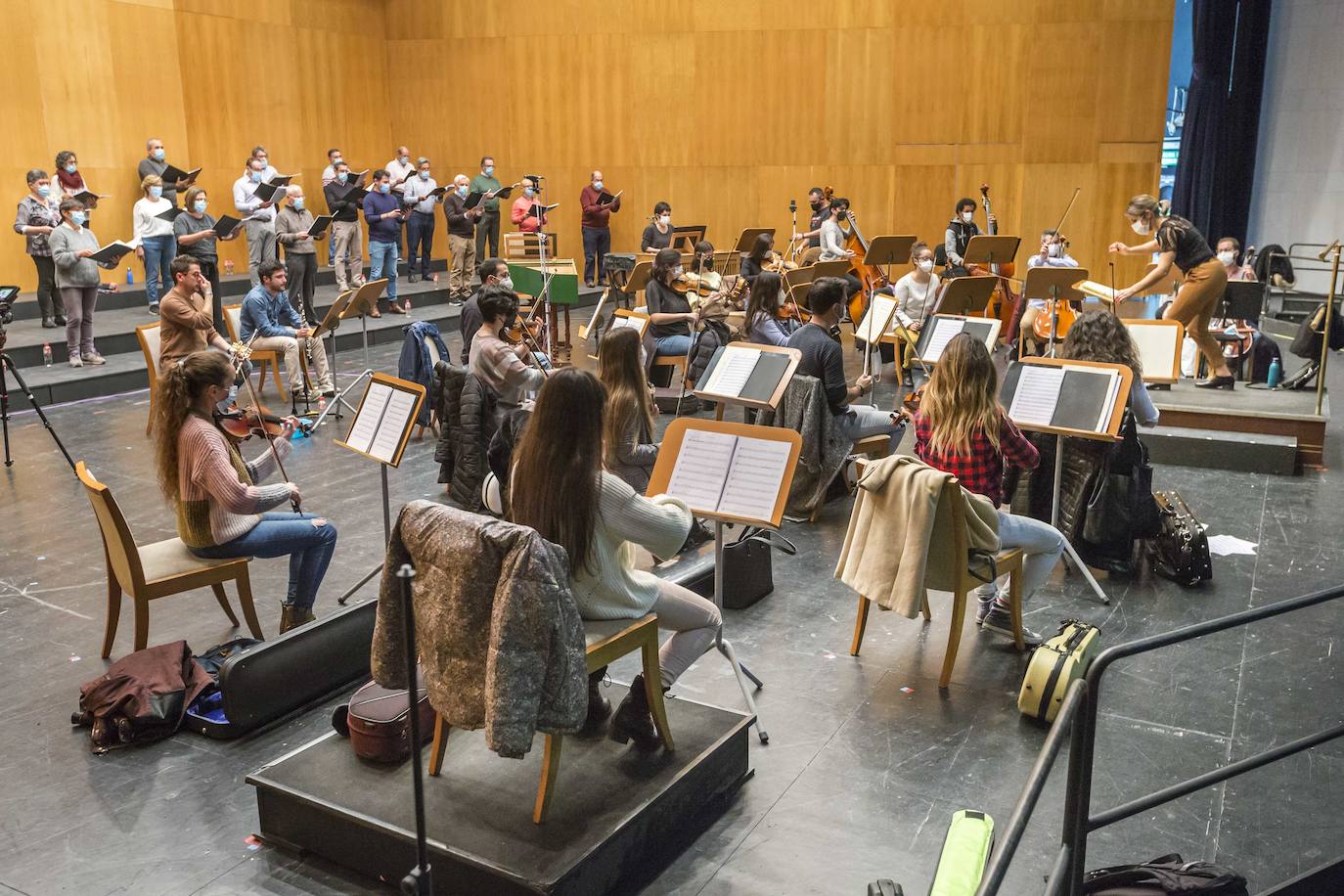 Ensayos de la OSCAN que junto al Coro Lírico de Cantabria y las solistas Marina Pardo y María del Mar Fernández Dova actúan en el Palacio de Festivales bajo la batuta de Paula Sumillera