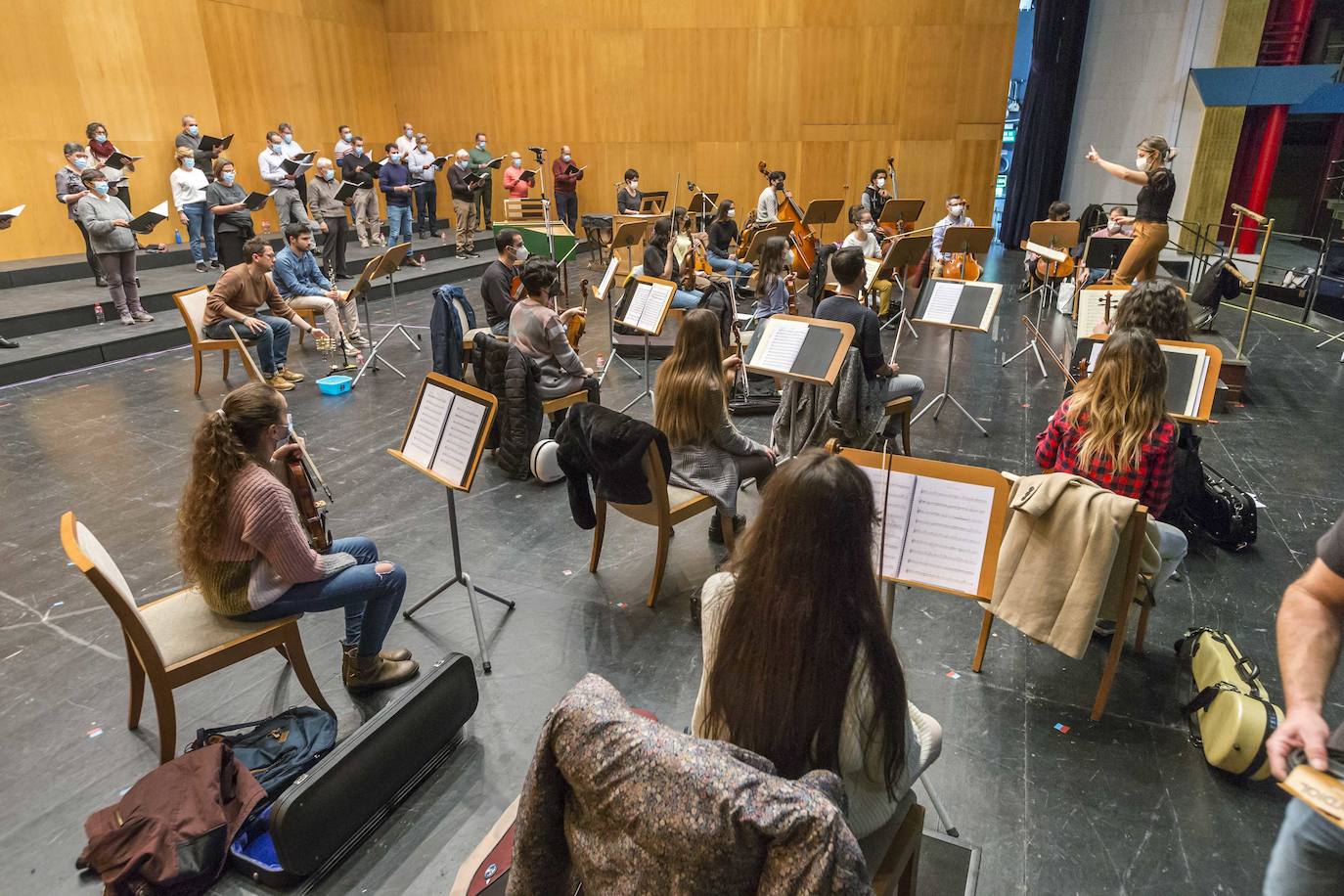 Ensayos de la OSCAN que junto al Coro Lírico de Cantabria y las solistas Marina Pardo y María del Mar Fernández Dova actúan en el Palacio de Festivales bajo la batuta de Paula Sumillera