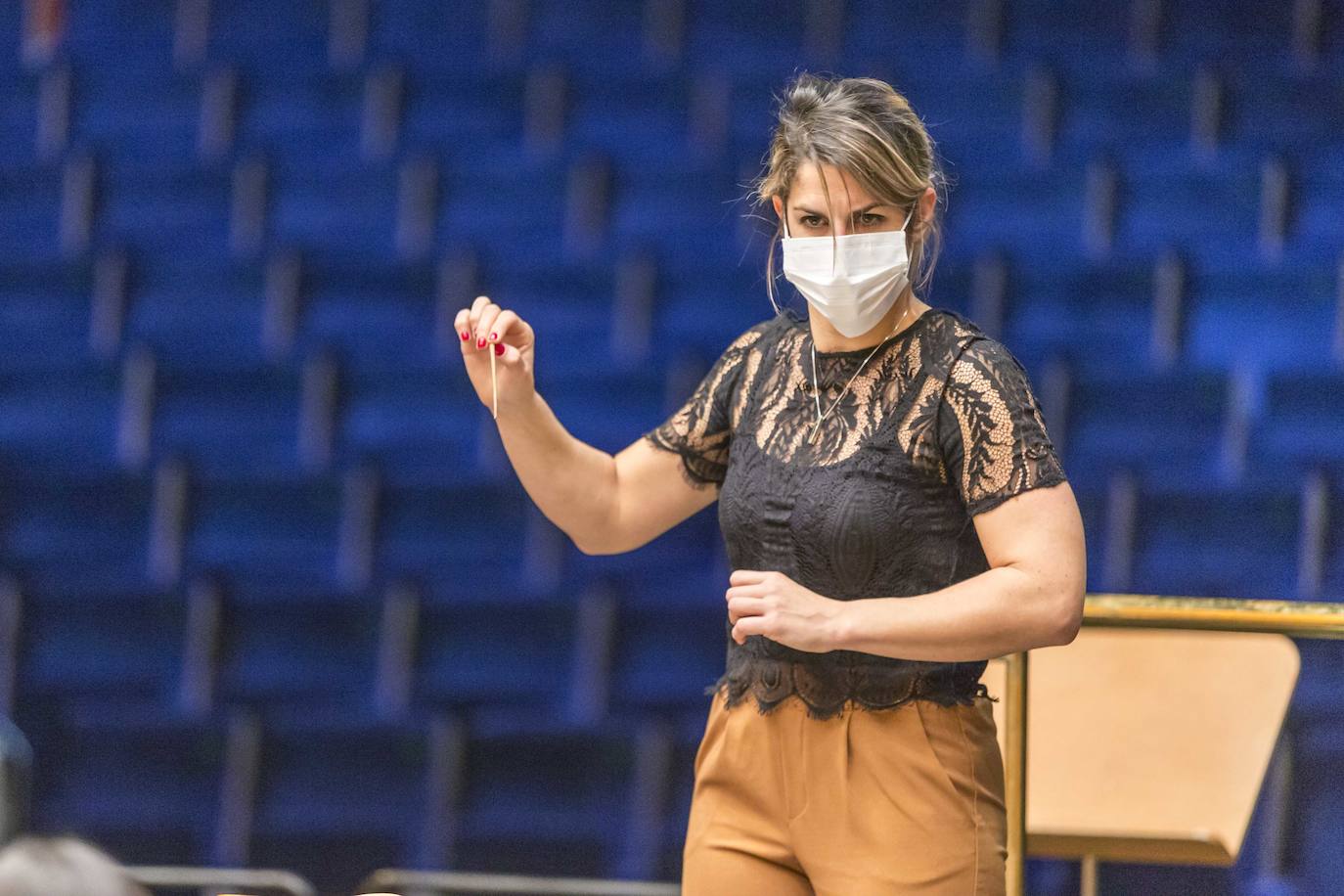 Ensayos de la OSCAN que junto al Coro Lírico de Cantabria y las solistas Marina Pardo y María del Mar Fernández Dova actúan en el Palacio de Festivales bajo la batuta de Paula Sumillera