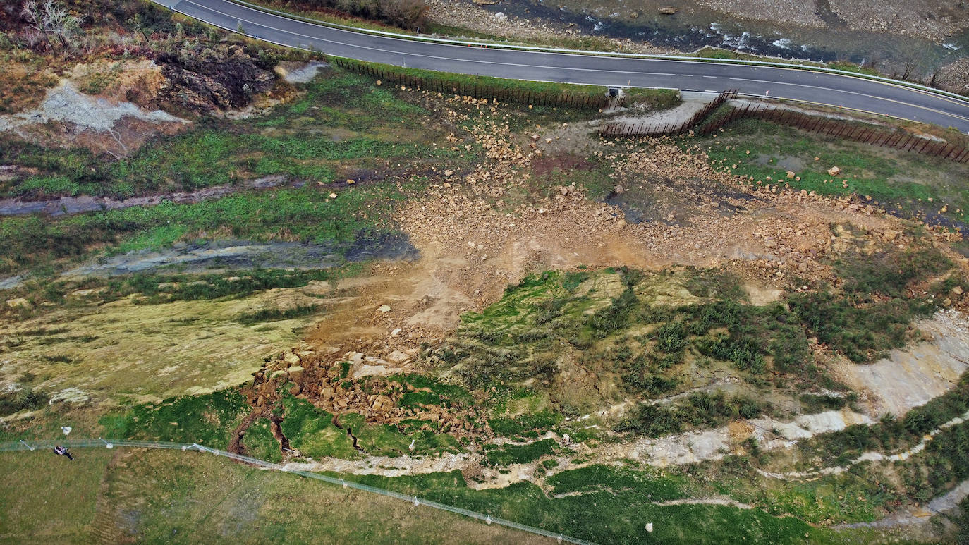 En la parte superior del argayo se aprecian los deslizamientos de la ladera. En la parte baja están instaladas las medidas de protección