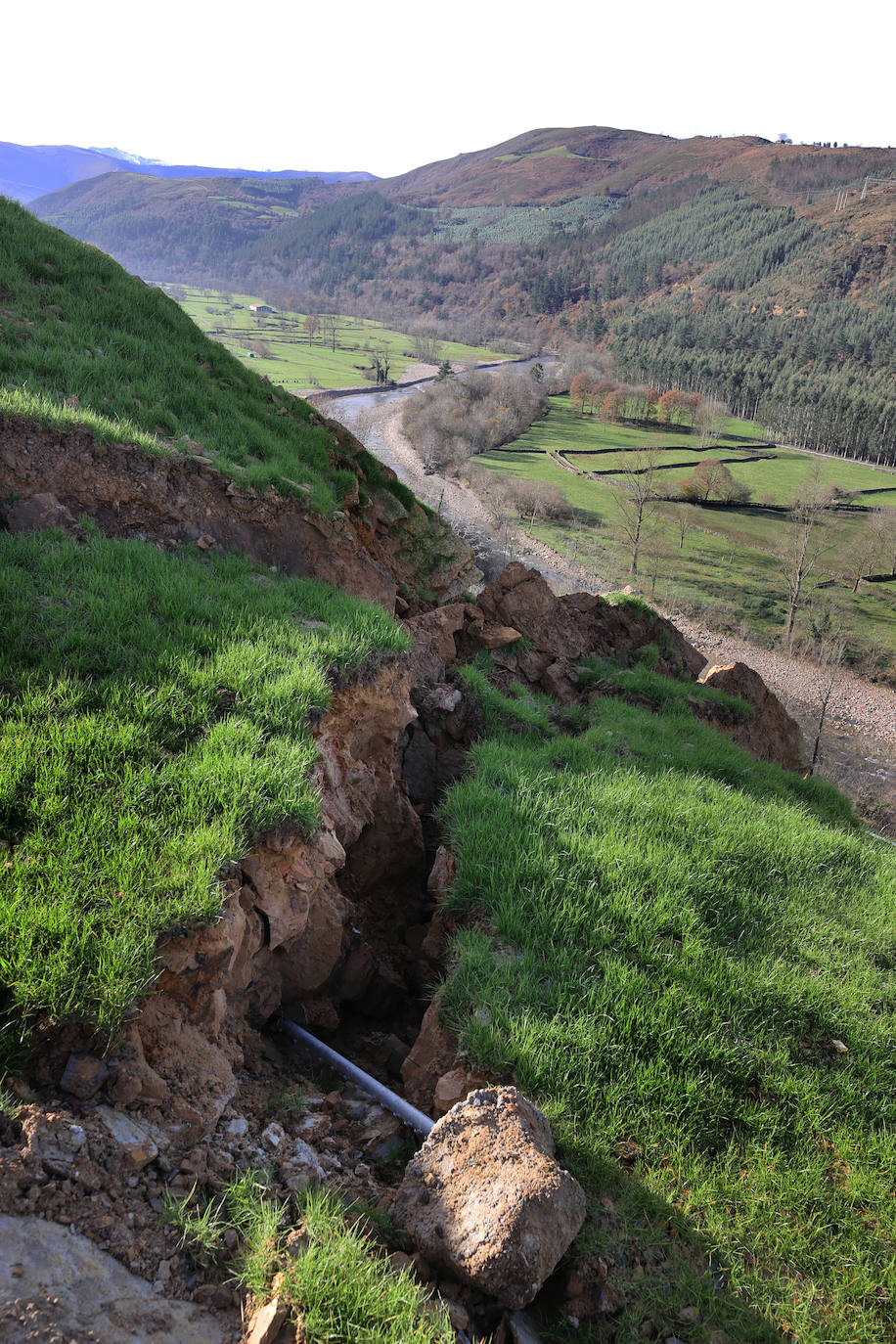 En la parte superior del argayo se aprecian los deslizamientos de la ladera. En la parte baja están instaladas las medidas de protección