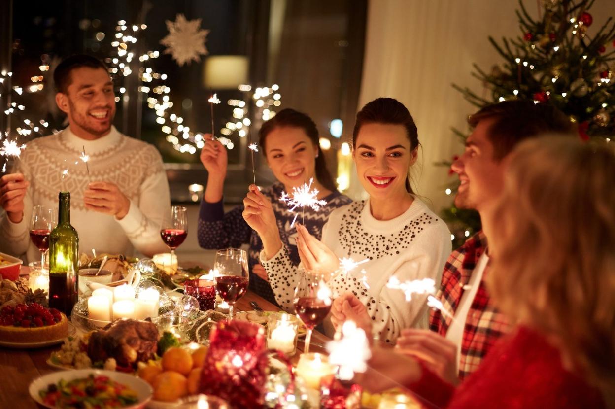 La imagen tradicional del encuentro navideño este año va a resultar distinta, entre no convivientes con mascarilla.