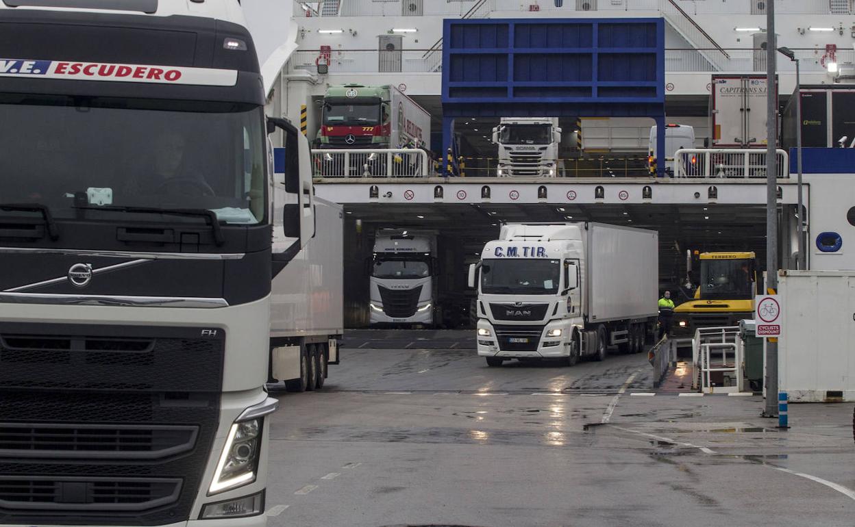 Los transportistas forman una hilera para abandonar el ferri 'Galicia' después de 28 horas de viaje desde Portsmouth, en el Puerto de Santander. 