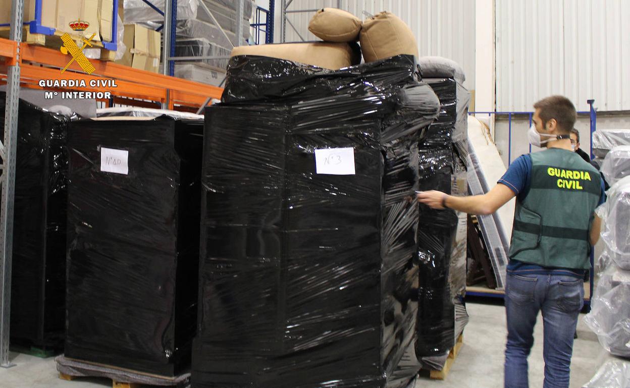 Parte de los muebles y elementos de descanso que ha encontrado la Guardia Civil en la operación.