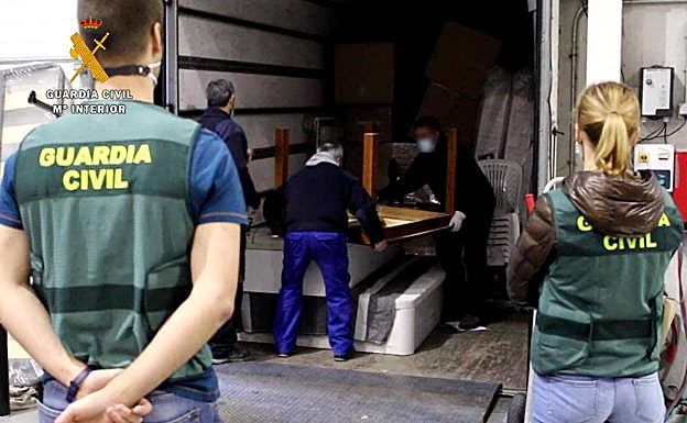 Imagen principal - Cae una banda que ha vendido muebles en fraude por medio millón de euros tras estafar a una empresa