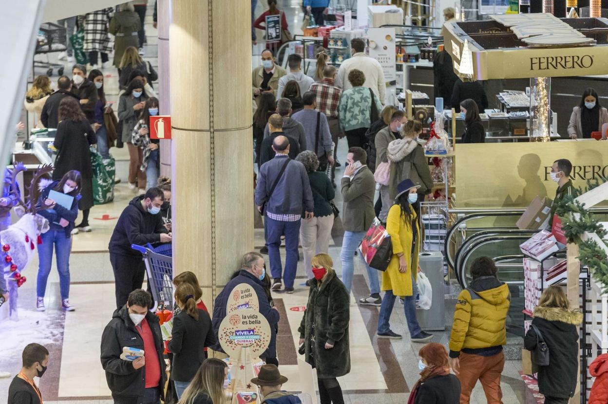 Aspecto que presentaba en la tarde del miércoles El Corte Inglés de Santander. 