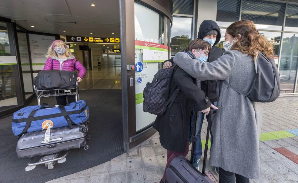 Una familia se abraza en el exterior de la terminal del Seve Ballesteros.