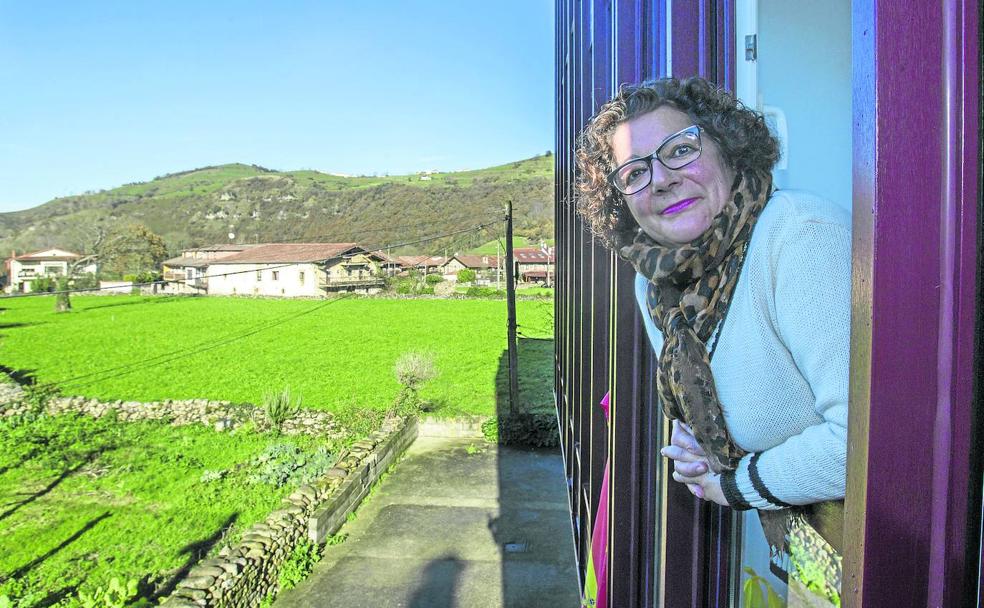 Catú Ruiloba posa desde el balcón de su casa en Villacarriedo. 