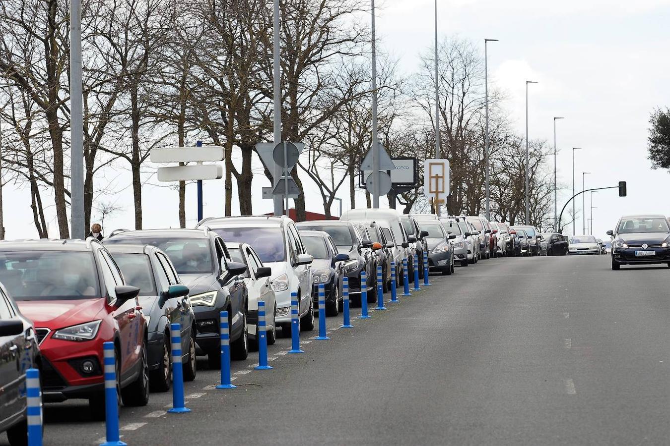 Este jueves se han formado largas colas ante el coroauto del Palacio de Deportes de Santander para realizarse pruebas PCR antes de la cena de Nochebuena. 