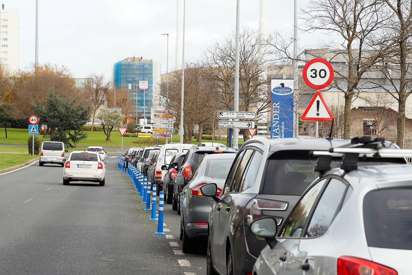 Este jueves se han formado largas colas ante el coroauto del Palacio de Deportes de Santander para realizarse pruebas PCR antes de la cena de Nochebuena. 