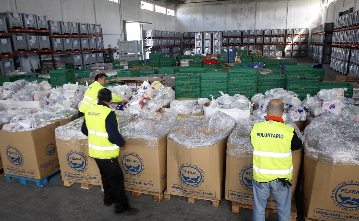 Los bomberos del 112 recogen una tonelada productos para el Banco de Alimentos de Cantabria