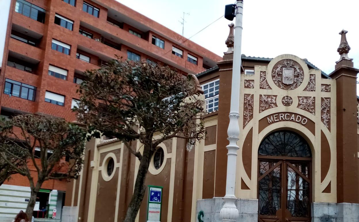 La plaza del Mercado acoge a varios comerciantes que venden productos frescos.