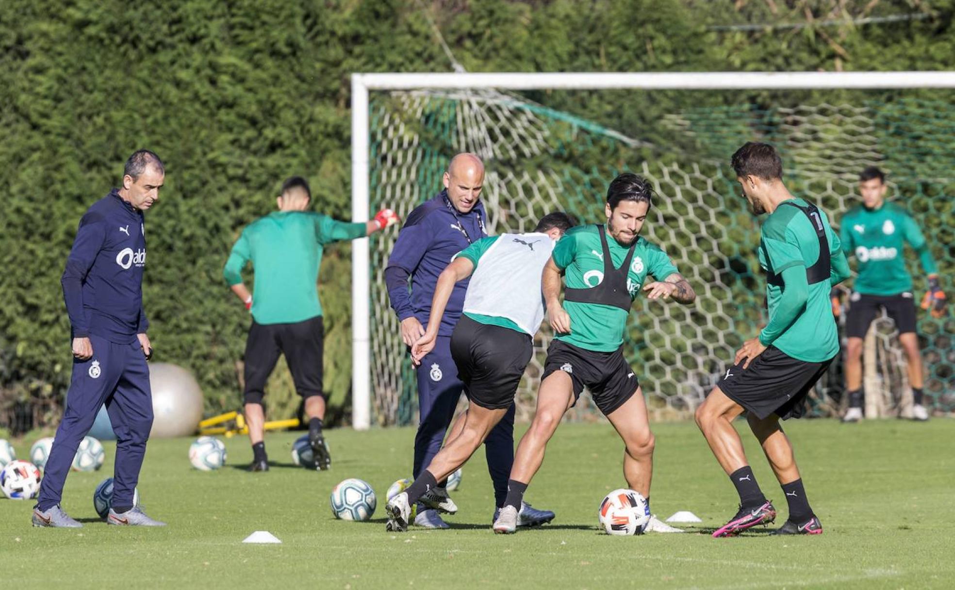 Javi Rozada dirige un entrenamiento del equipo en las instalaciones Nando Yosu de La Albericia durante el mes de noviembre.