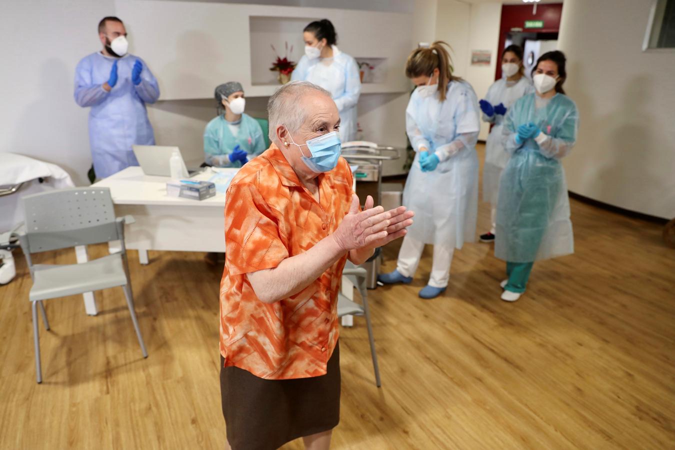 Eulalia Josefa Paleo, de 80 años, ha sido la primera asturiana en recibir la vacuna. Lo ha hecho en su residencia de Gijón, donde a lo largo del día se vacunarán a otros 270 residentes y a los 50 trabajadores a los que corresponde el turno de hoy.