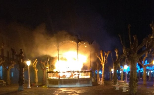 Momento del incendio en el quiosco de la música.