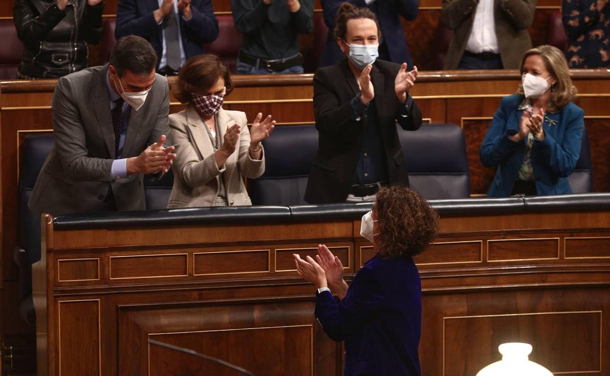 Pedro Sánchez y otros miembros del Gobierno celebran la aprobación de los Presupuestos en el Congreso. 