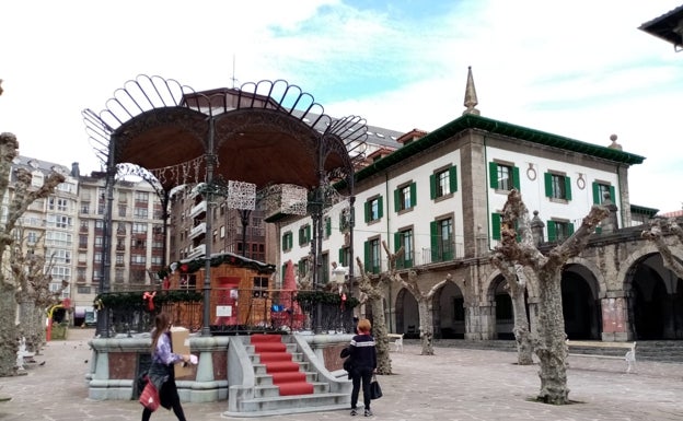 El quiosco albergaba decorado navideño antes del incendio.