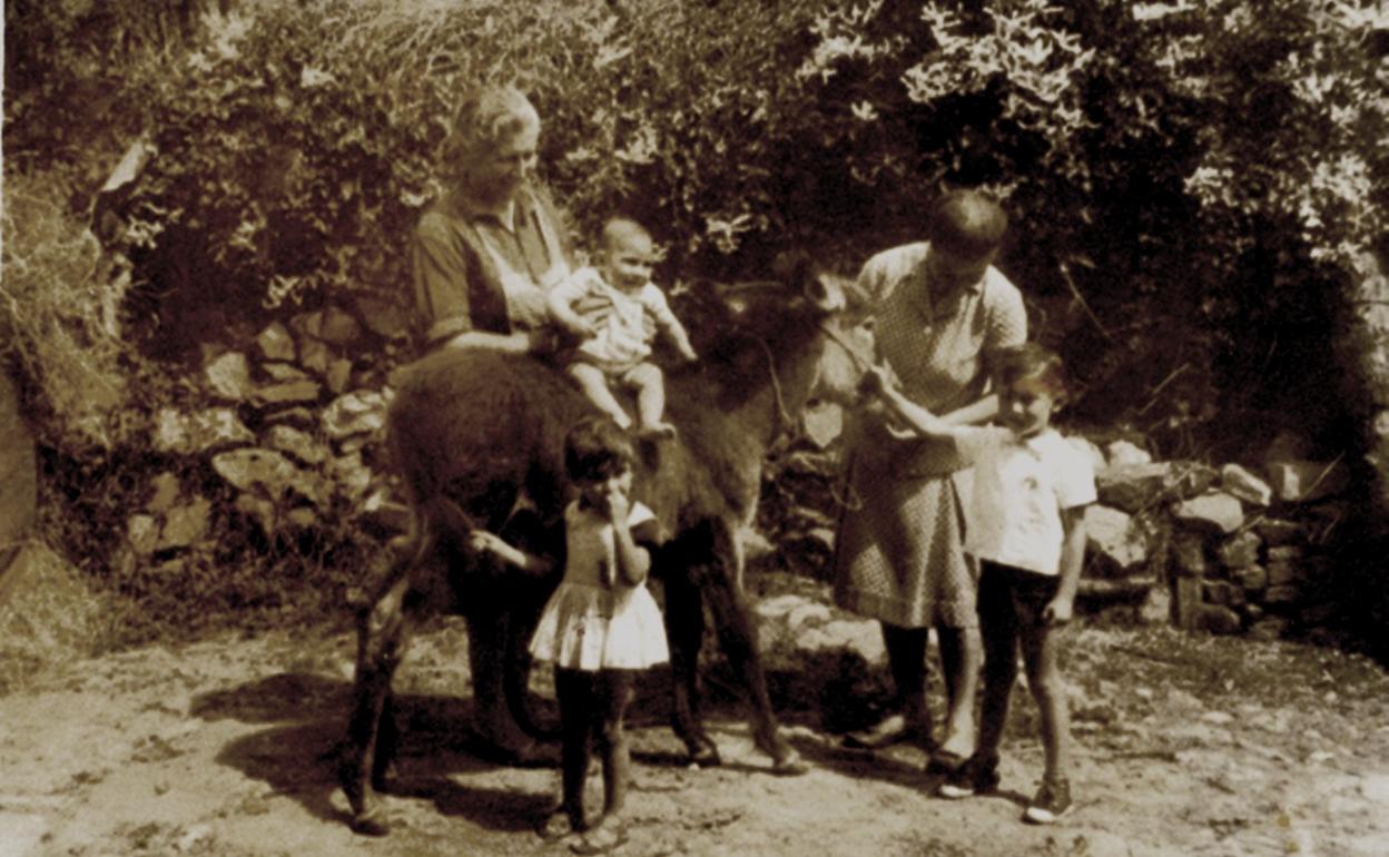 Agustina del Río con su hija Pilar Ruiz y sus nietos Jesús, Pili y Jose Ángel en las Cárcobas.