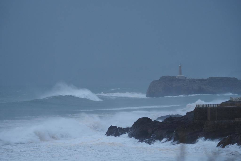 La nueva borrasca atlántica provoca enormes olas en el litoral cántabro y vientos huracanados. El argayo de Los Peligros está acordonado por precaución y el mordisco de arena en las playas sigue aumentando por la sucesión de temporales marítimos.