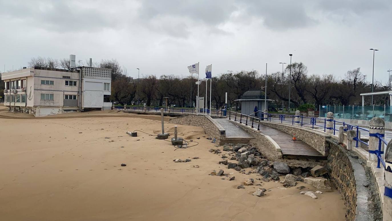 La nueva borrasca atlántica provoca enormes olas en el litoral cántabro y vientos huracanados. El argayo de Los Peligros está acordonado por precaución y el mordisco de arena en las playas sigue aumentando por la sucesión de temporales marítimos.