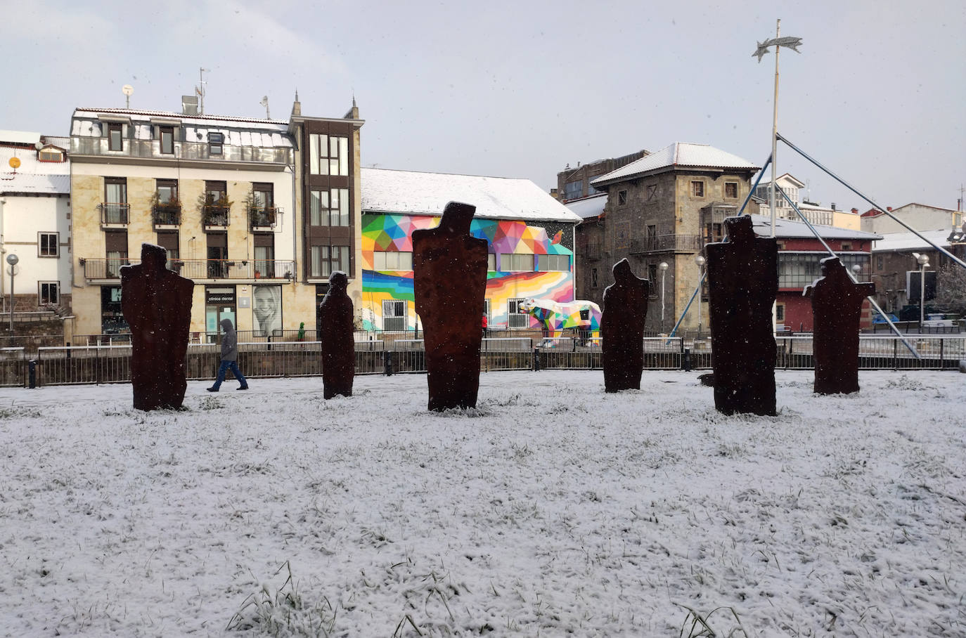 La nueva borrasca atlántica provoca enormes olas en el litoral cántabro (en las imágenes, Santander, Comillas y Suances), vientos huracanados en toda la franja costera y nieve en algunas zonas del interior. El argayo de Los Peligros está acordonado por precaución y el mordisco de arena en las playas sigue aumentando por la sucesión de temporales marítimos.