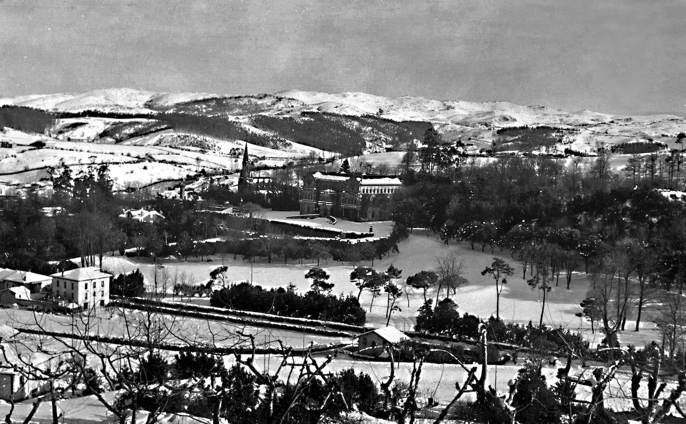 1950. COMILLAS. Parque y palacio de Sobrellano nevados.