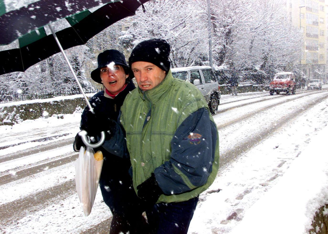 Enero de 2003. Dos vecinos de Reinosa caminan por las calles de esta población en medio de una fuerte nevada.