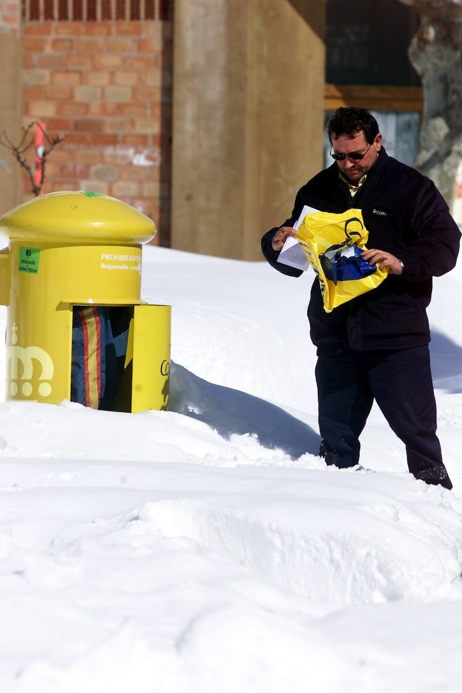 Febrero de 2004. Cartero de Reinosa realiza su trabajo con tras una fuerte nevada.