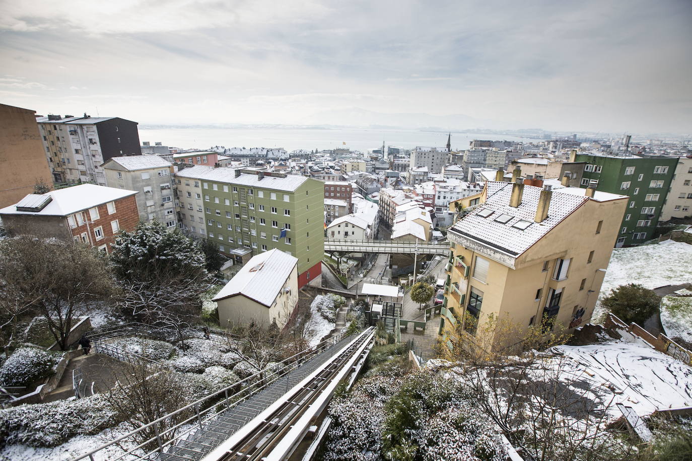 Febrero de 2018. Vista de tejados nevados desde el ascensor del Río de la Pila, en Santander.