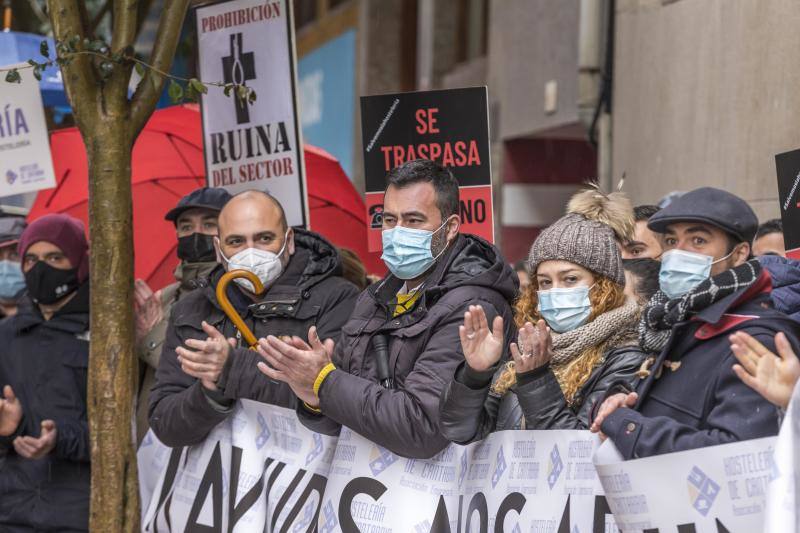 Los hosteleros de Cantabria han pedido al consejero de Sanidad, Miguel Rodríguez, que «si de verdad está convencido» de que la hostelería «es el foco de contagios» y «de alto riesgo en la transmisión del virus», se administre la vacuna contra la covid-19 para el sector «cuanto antes» para «acabar con el problema». Así lo ha trasladado la Asociación Empresarial de Hostelería de Cantabria frente a la Consejería de Sanidad, tras una manifestación que ha celebrado este martes por las calles de Santander para pedir una solución a la situación que ha generado en sus negocios la pandemia de la covid-19.