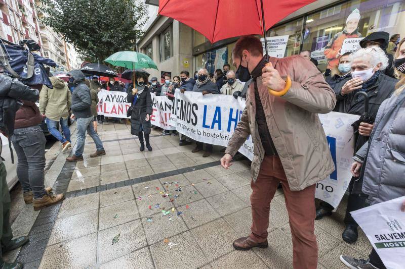 Los hosteleros de Cantabria han pedido al consejero de Sanidad, Miguel Rodríguez, que «si de verdad está convencido» de que la hostelería «es el foco de contagios» y «de alto riesgo en la transmisión del virus», se administre la vacuna contra la covid-19 para el sector «cuanto antes» para «acabar con el problema». Así lo ha trasladado la Asociación Empresarial de Hostelería de Cantabria frente a la Consejería de Sanidad, tras una manifestación que ha celebrado este martes por las calles de Santander para pedir una solución a la situación que ha generado en sus negocios la pandemia de la covid-19.