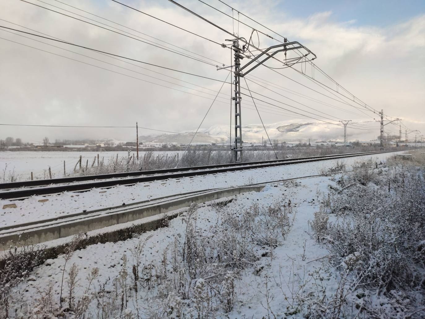 Reinosa y Matamorosa han amanecido cubiertas de hielo y nieve este martes.