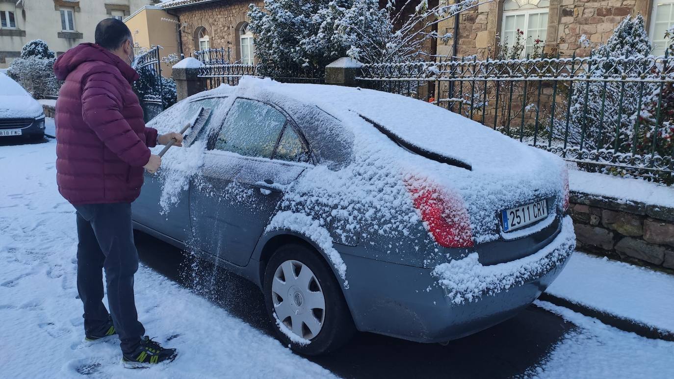 Reinosa y Matamorosa han amanecido cubiertas de hielo y nieve este martes.