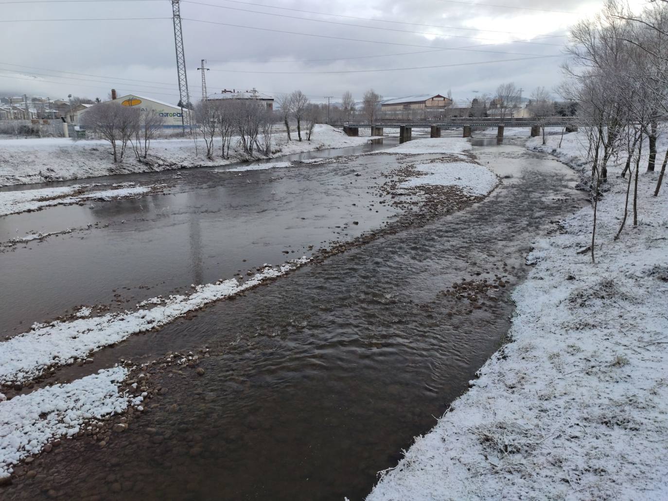 Reinosa y Matamorosa han amanecido cubiertas de hielo y nieve este martes.