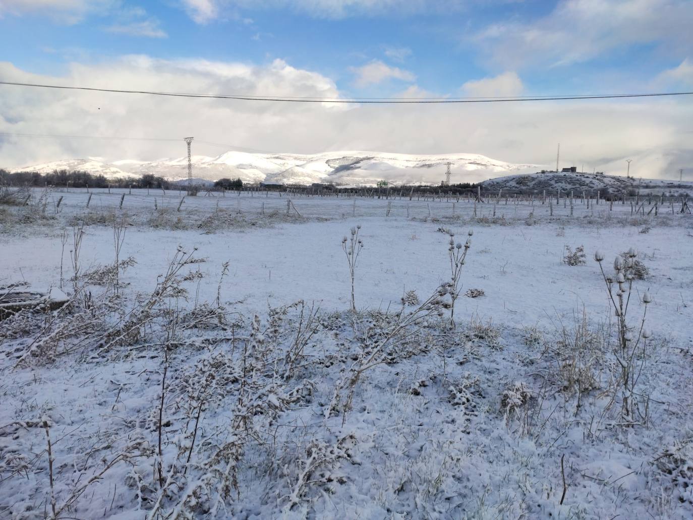 Reinosa y Matamorosa han amanecido cubiertas de hielo y nieve este martes.