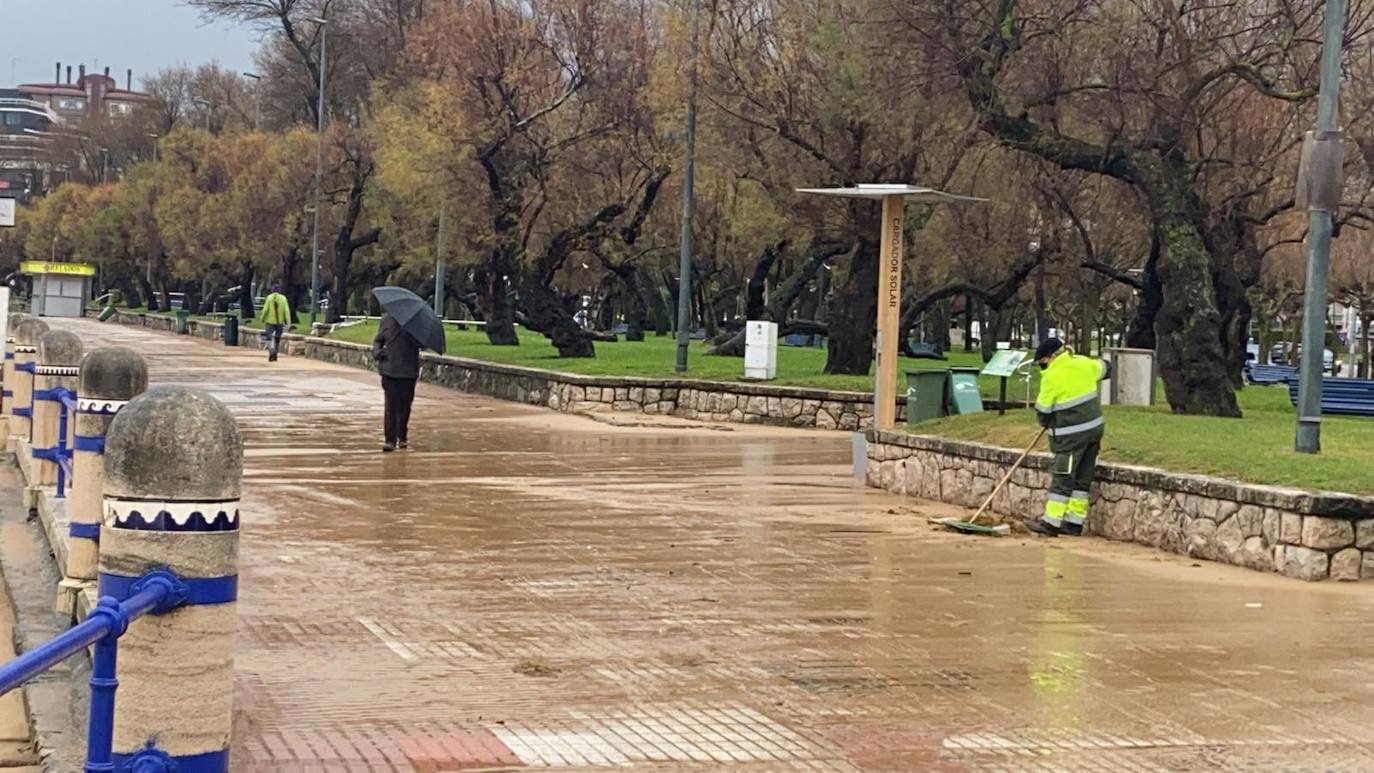 El paseo de El Sardinero está cubierto de agua y arena, mientras en la playa de Los Peligros aumenta el socavón bajo la pasarela de acceso y la lluvia forma una gran balsa en las inmediaciones del desprendimiento de Reina Victoria.