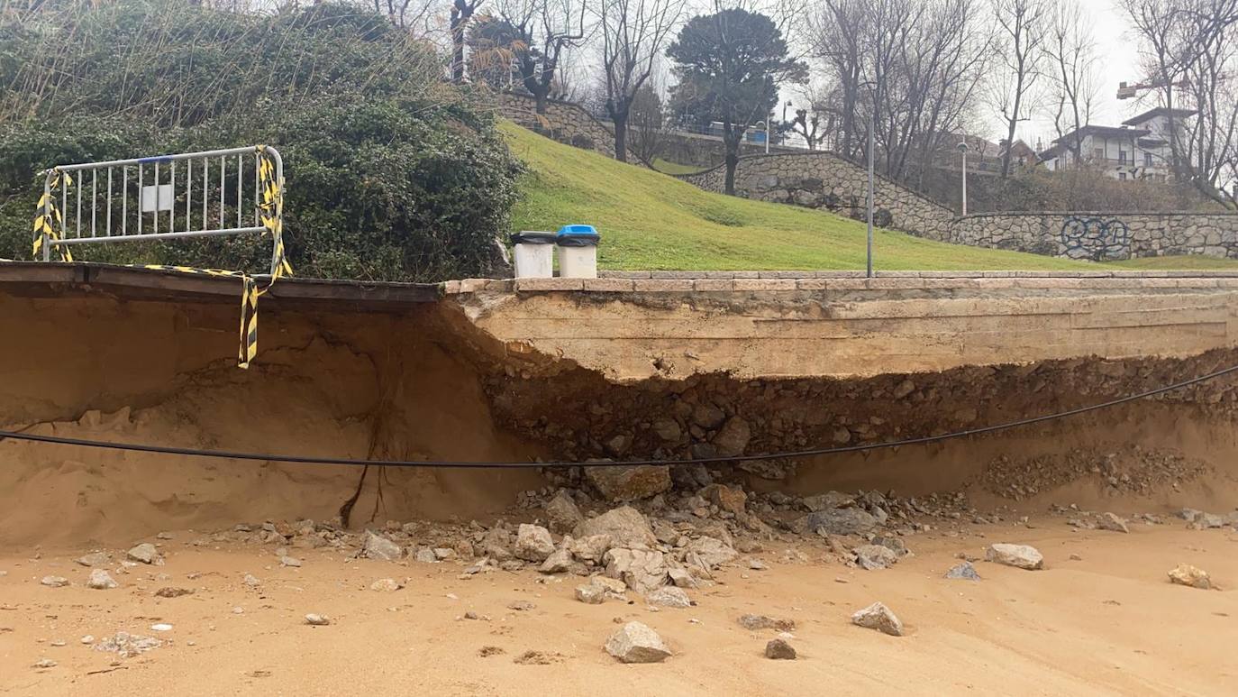 El paseo de El Sardinero está cubierto de agua y arena, mientras en la playa de Los Peligros aumenta el socavón bajo la pasarela de acceso y la lluvia forma una gran balsa en las inmediaciones del desprendimiento de Reina Victoria.