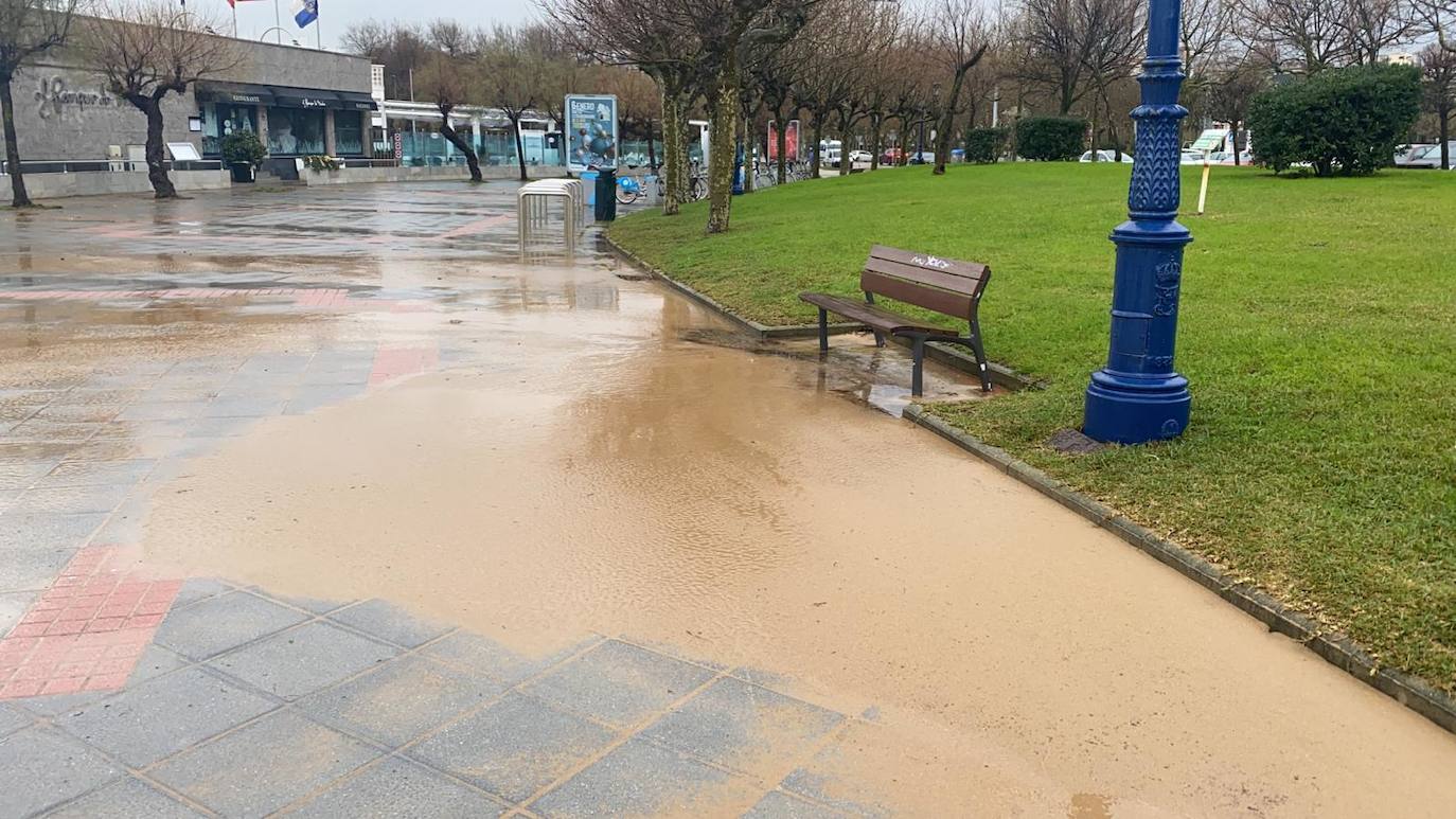 El paseo de El Sardinero está cubierto de agua y arena, mientras en la playa de Los Peligros aumenta el socavón bajo la pasarela de acceso y la lluvia forma una gran balsa en las inmediaciones del desprendimiento de Reina Victoria.