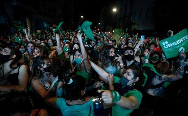 Activistas pro aborto celebran la decisión. 