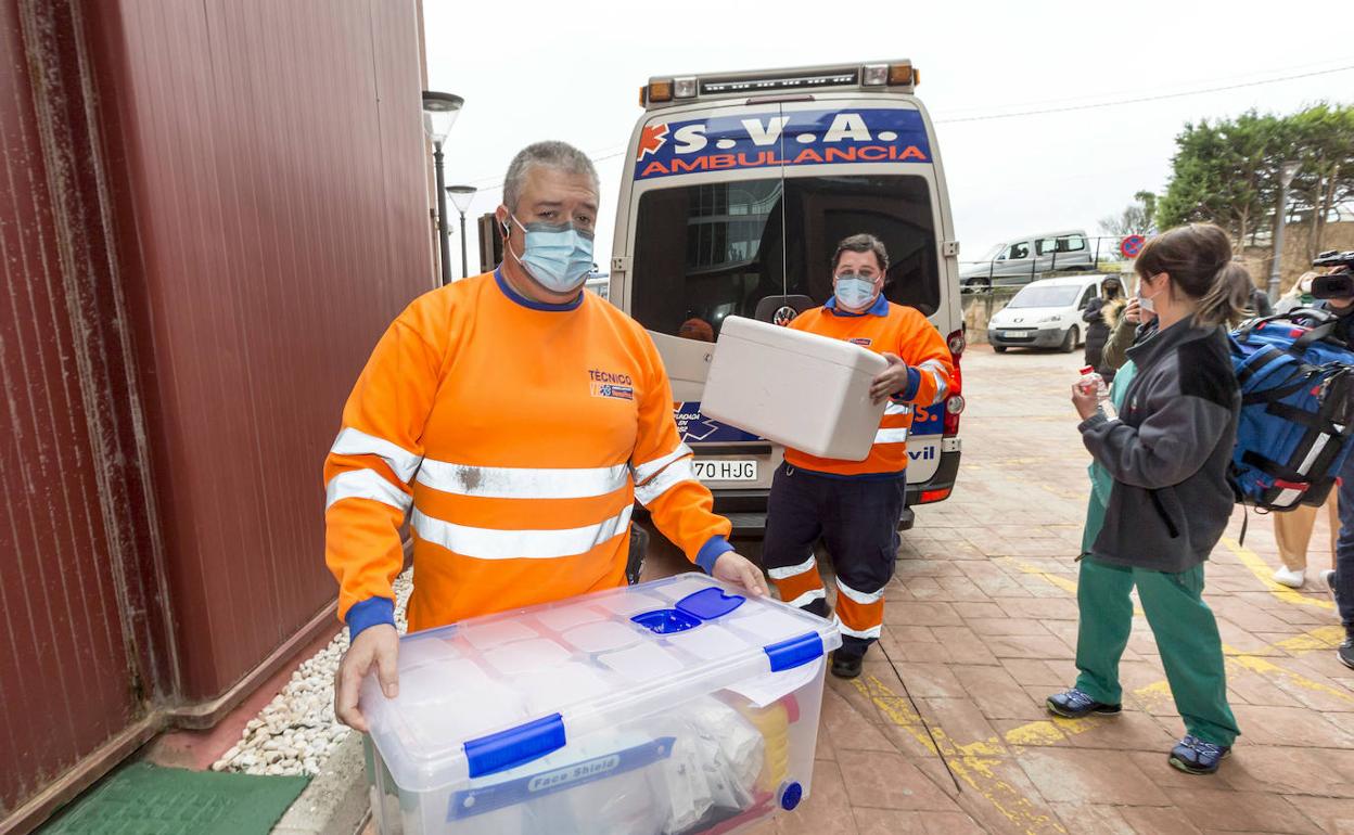 Llegada de las primeras vacunas contra el coronavirus al CAD de Cueto, el pasado domingo.