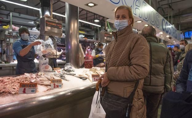 Isabel Bahamontes realiza la compra en el Mercado de la Esperanza pocas horas después del cambio en las restricciones.