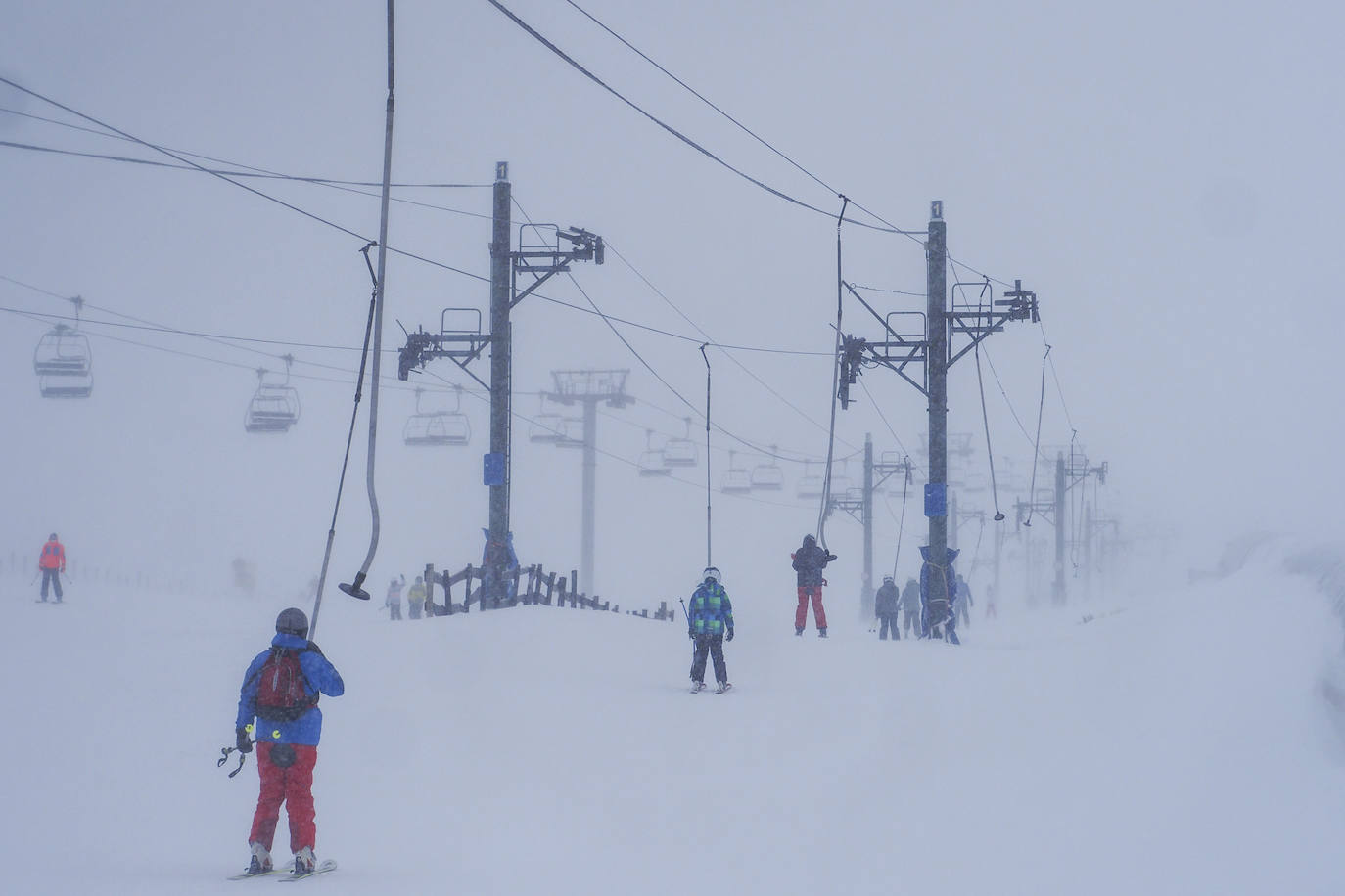 La estación de esquí Alto Campoo ha inaugurado hoy la temporada 2020/21 con 15 kilómetros esquiables y un aforo de mil usuarios.
